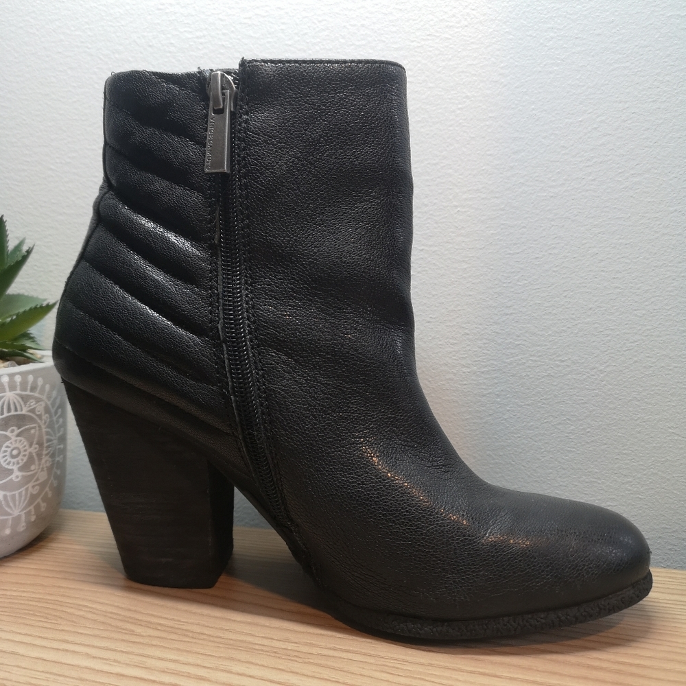 VINCE CAMUTO "VP-Hana" Ankle Boots Pebbled Leather Booties  size 8